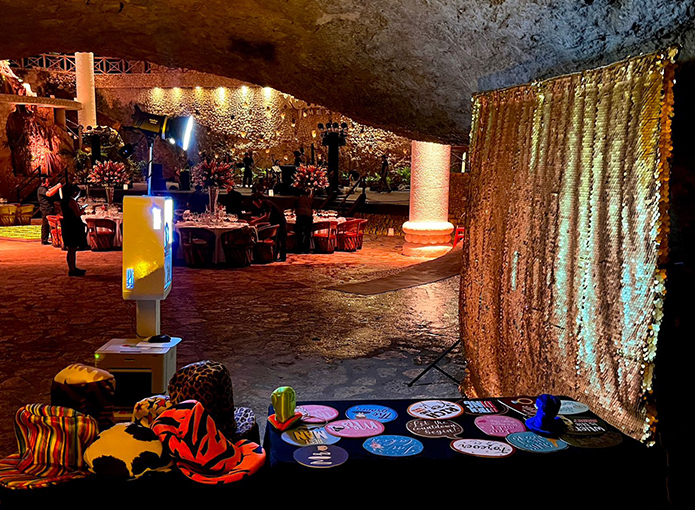 Photobooth moderno con realidad aumentada en evento elegante en México 2025, invitados felices y tecnología innovadora