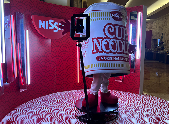Invitados disfrutando del video Booth 360 en un evento en México